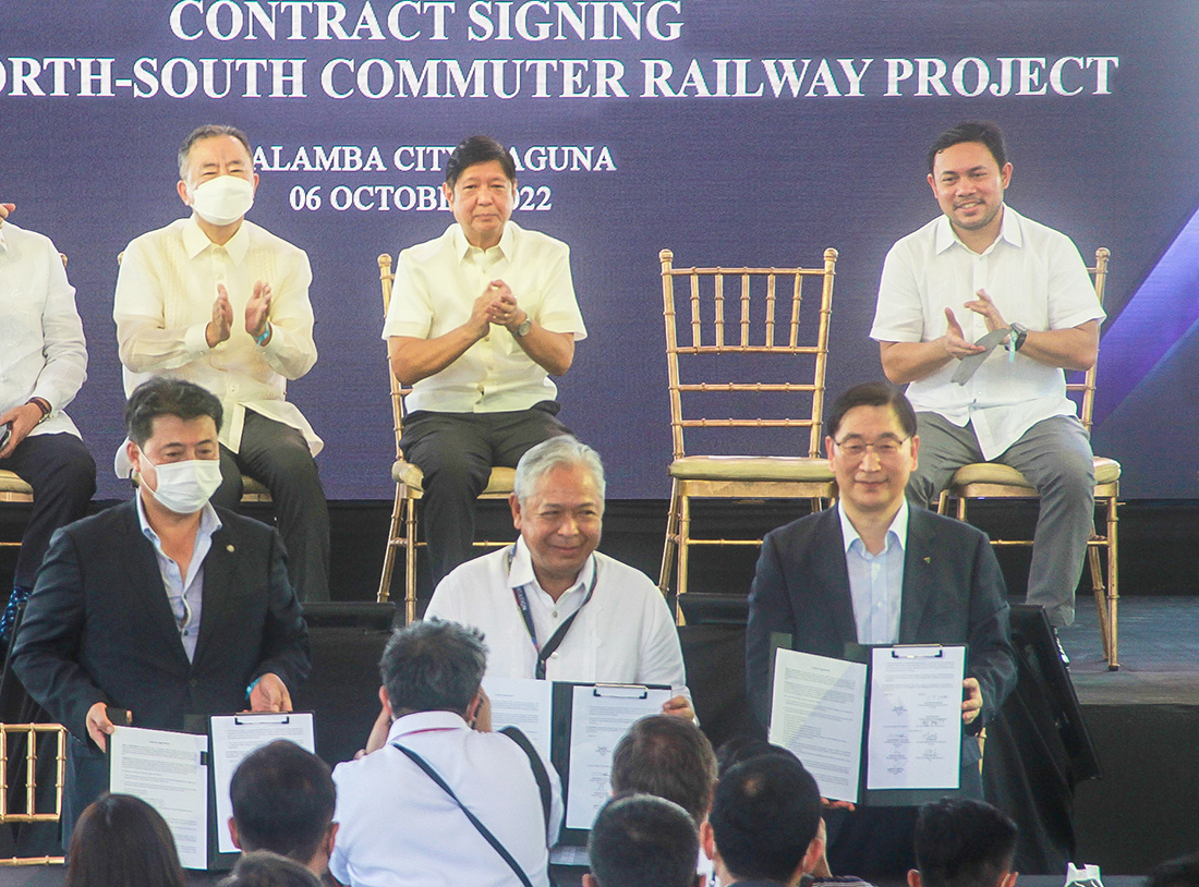 현대건설 윤영준 대표이사 사장(앞줄 맨 오른쪽)과 필리핀 교통부 제이미 바우티스타 장관                   (앞줄 가운데)이 계약서에 서명을 마치고 기념촬영을 하고 있다.